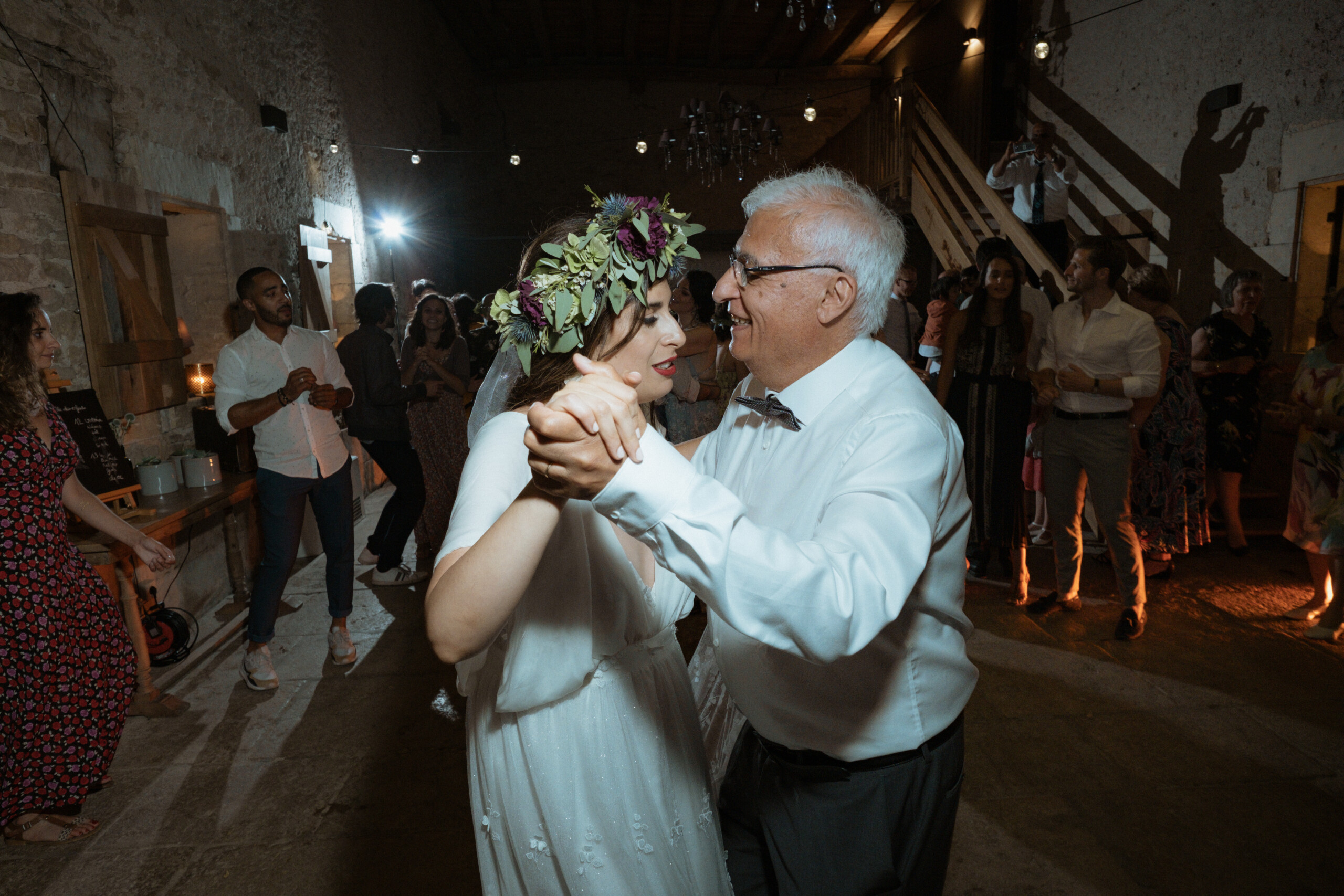 La mariée danse avec son papa