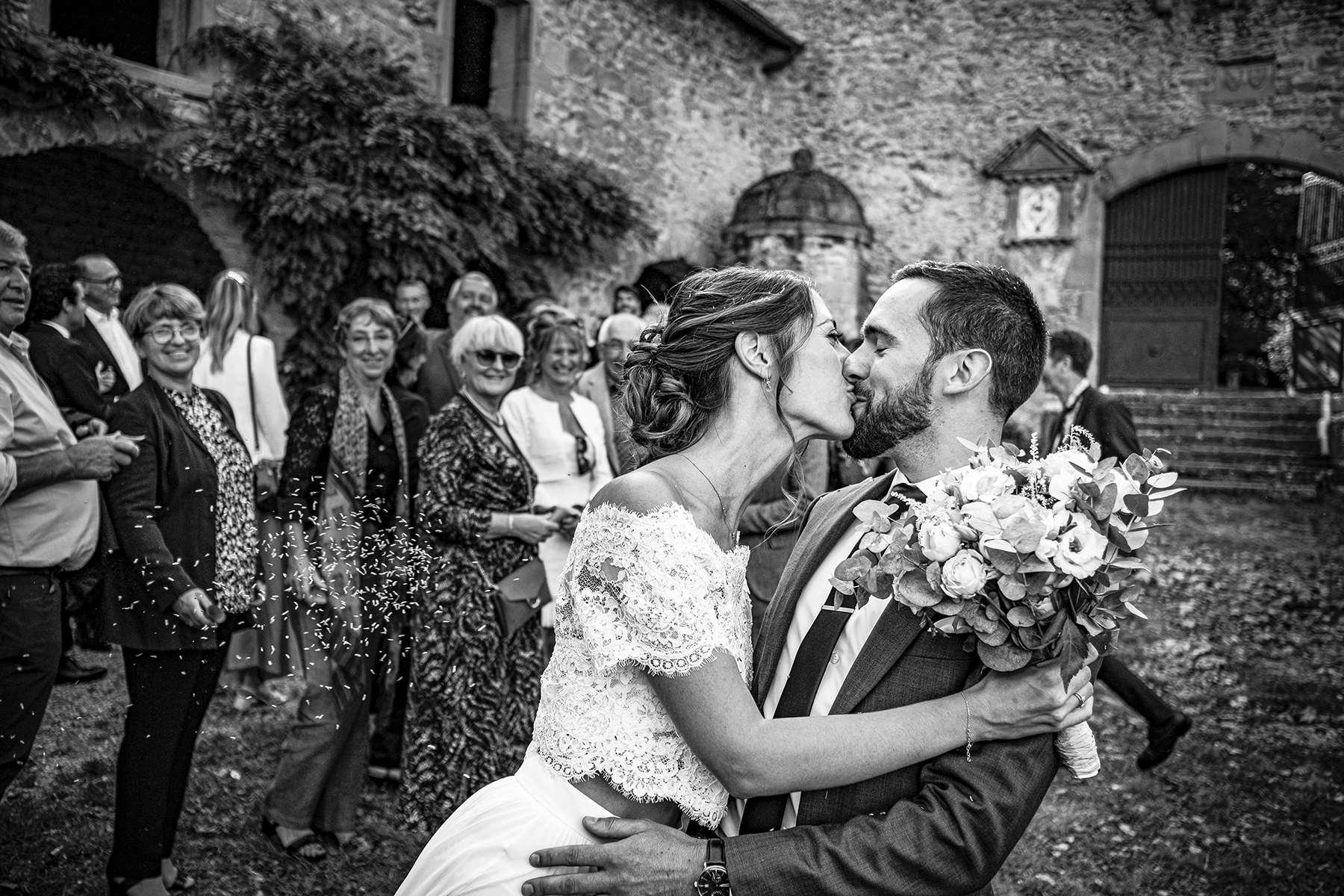 Photo de couple durant un mariage au château de Courbeville près de Lyon