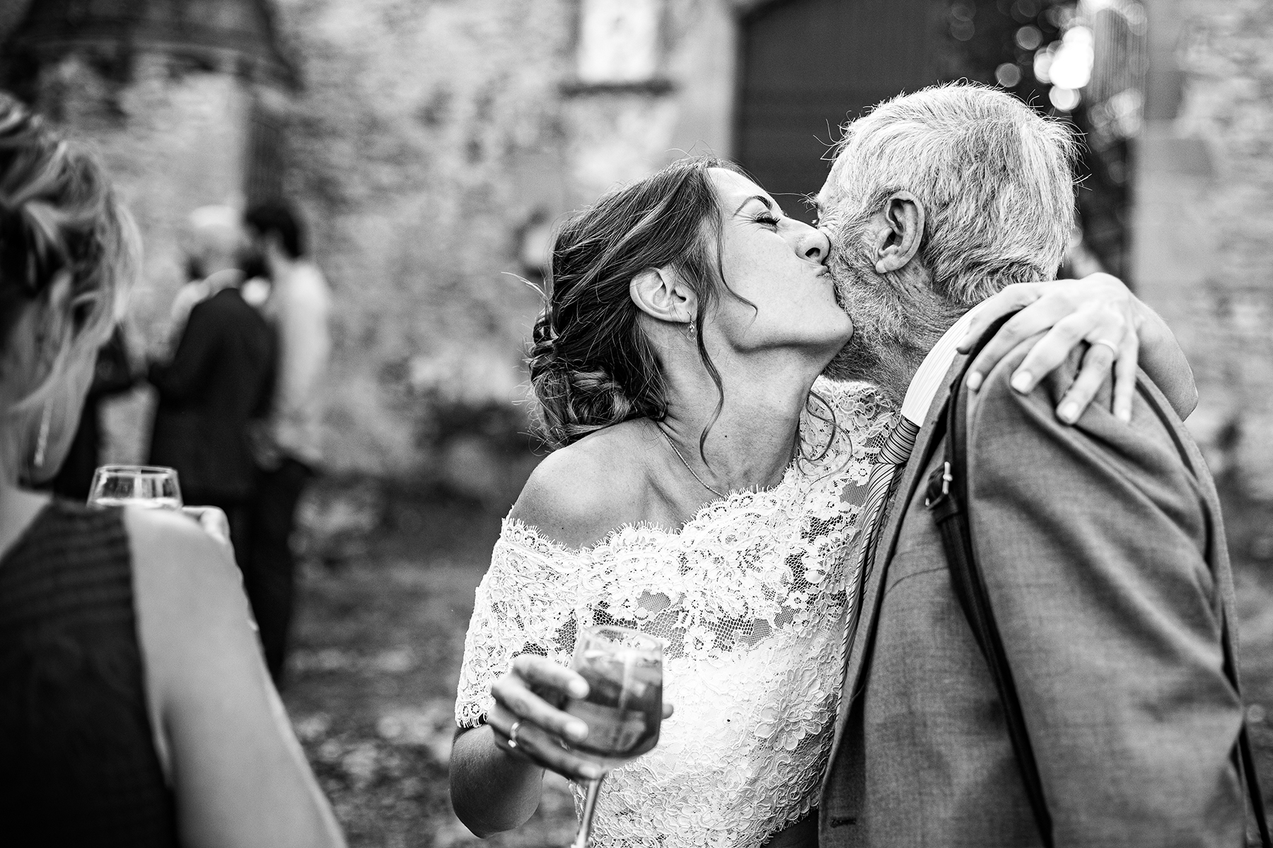 La mariée embrasse son papi