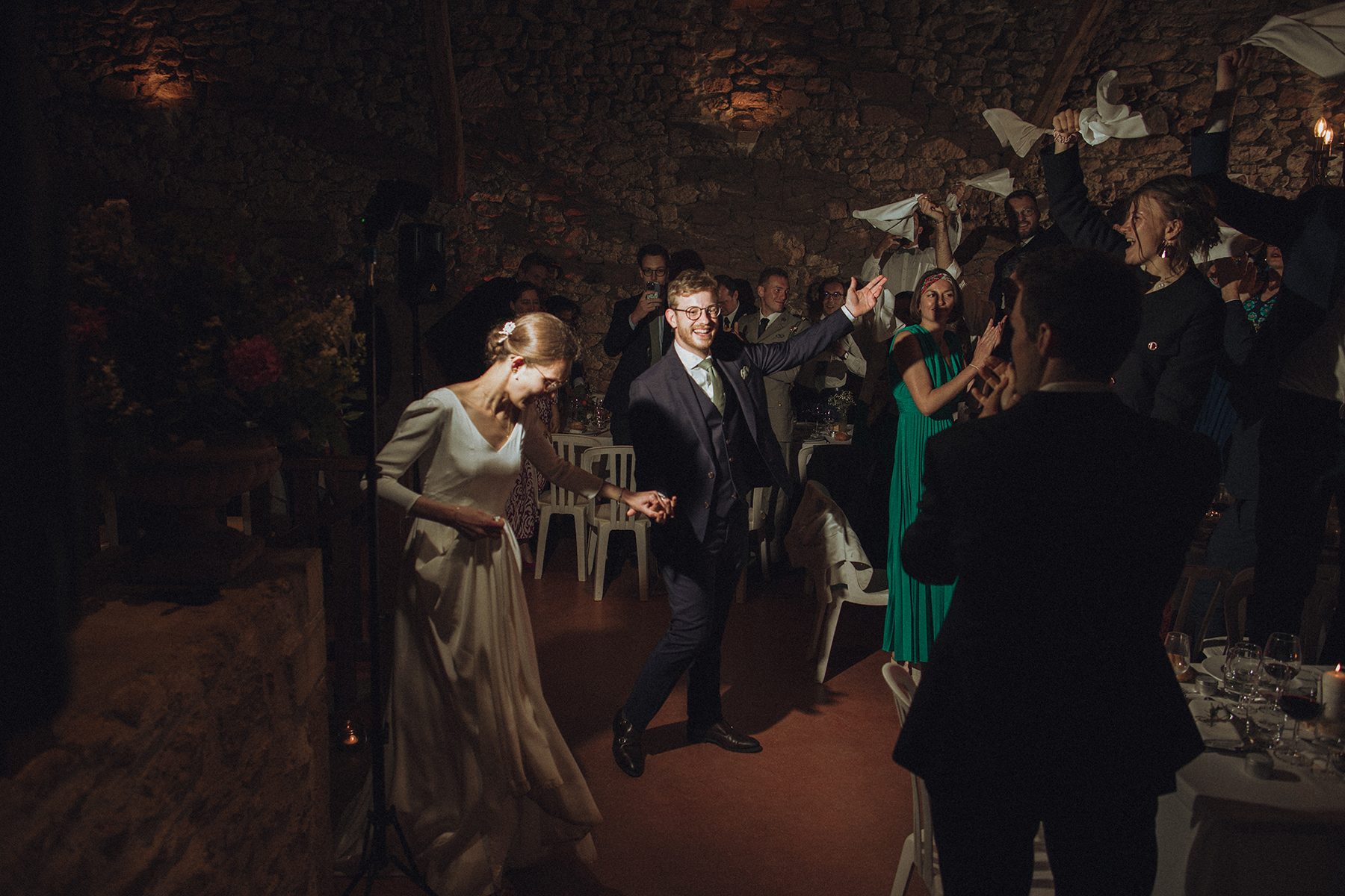 Photographe de mariage pendant la soirée