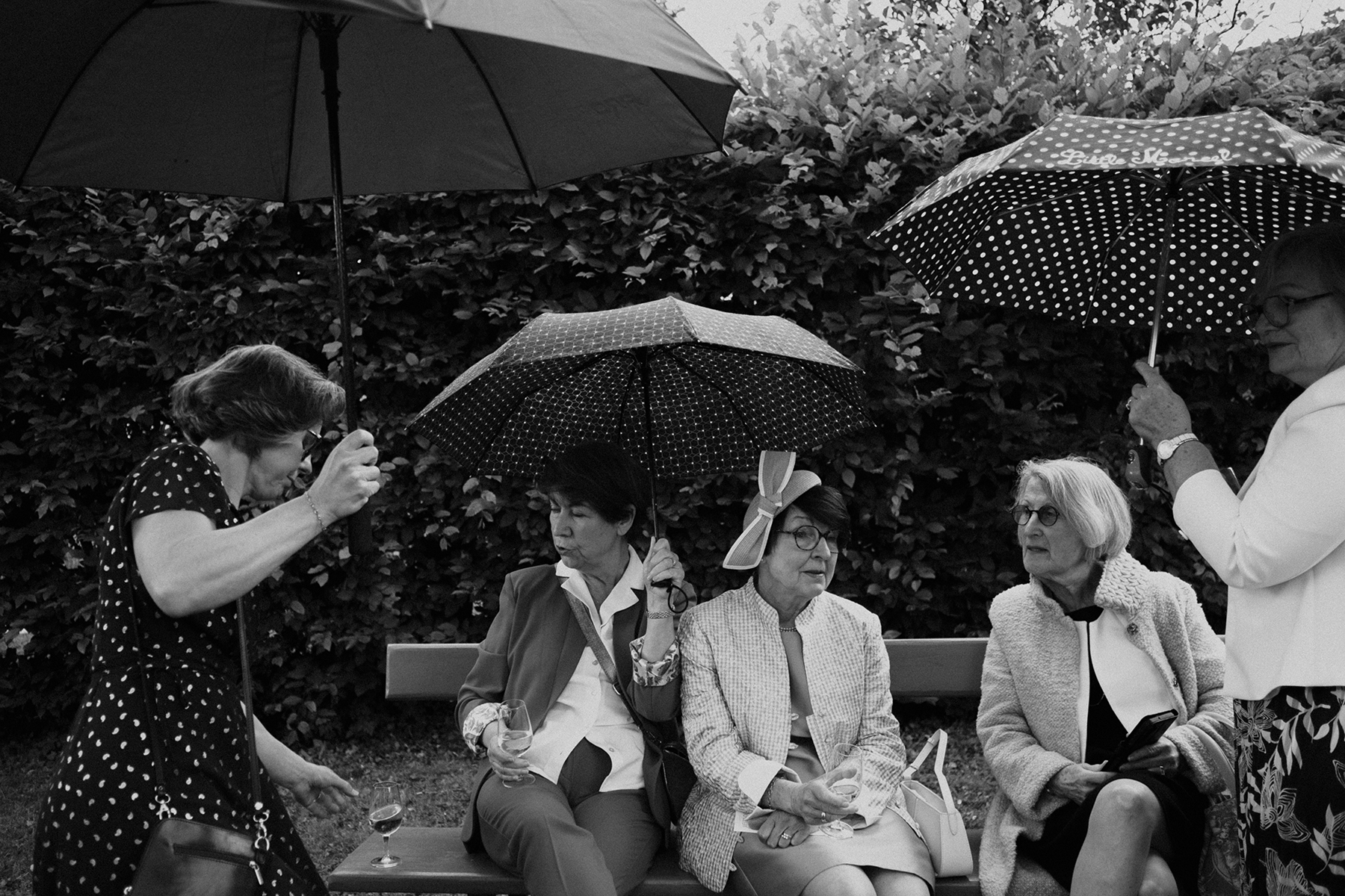 Photographe de mariage sous la pluie