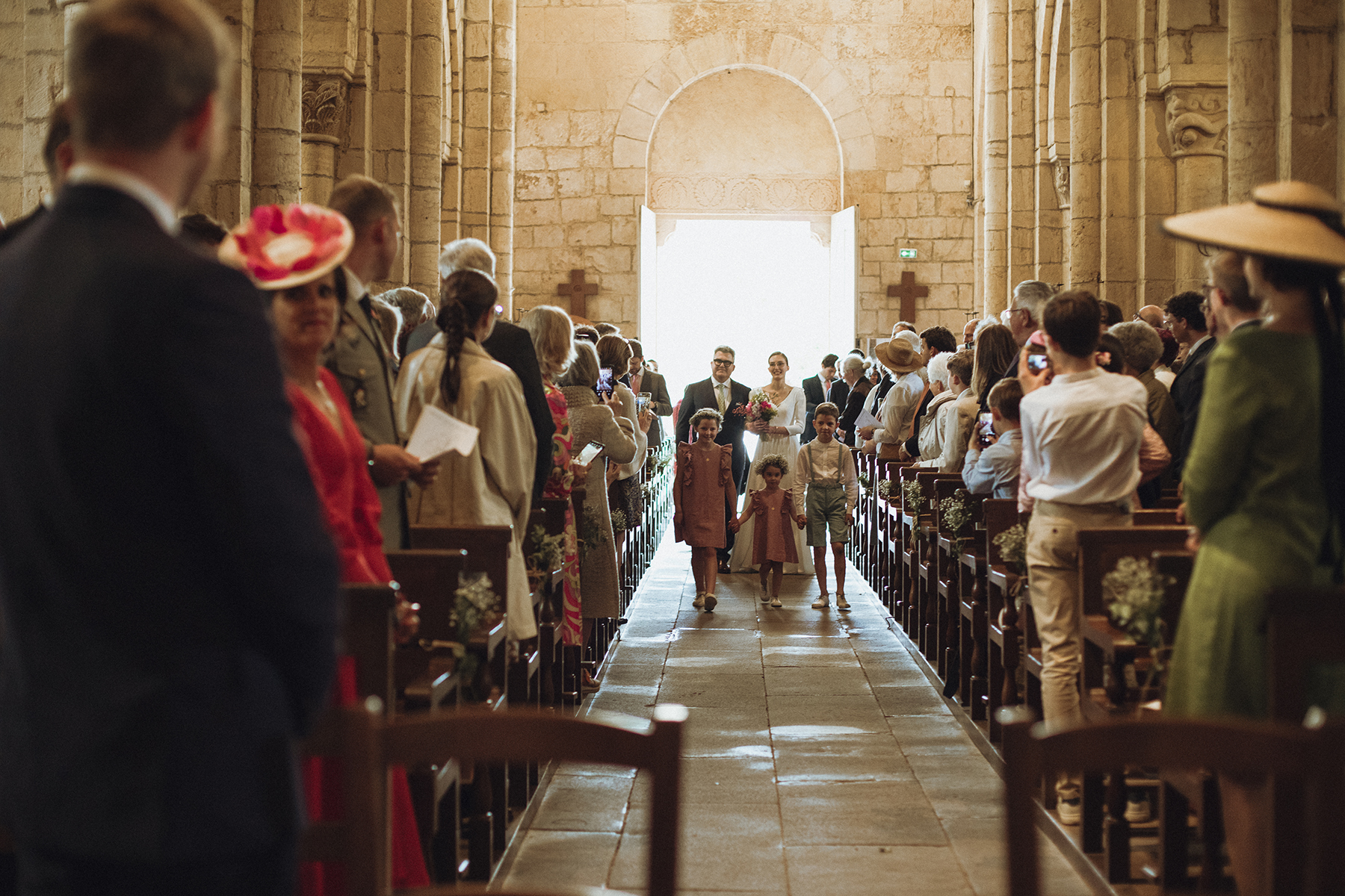 Entrée de la mariée dans l'église de Anzy le Duc