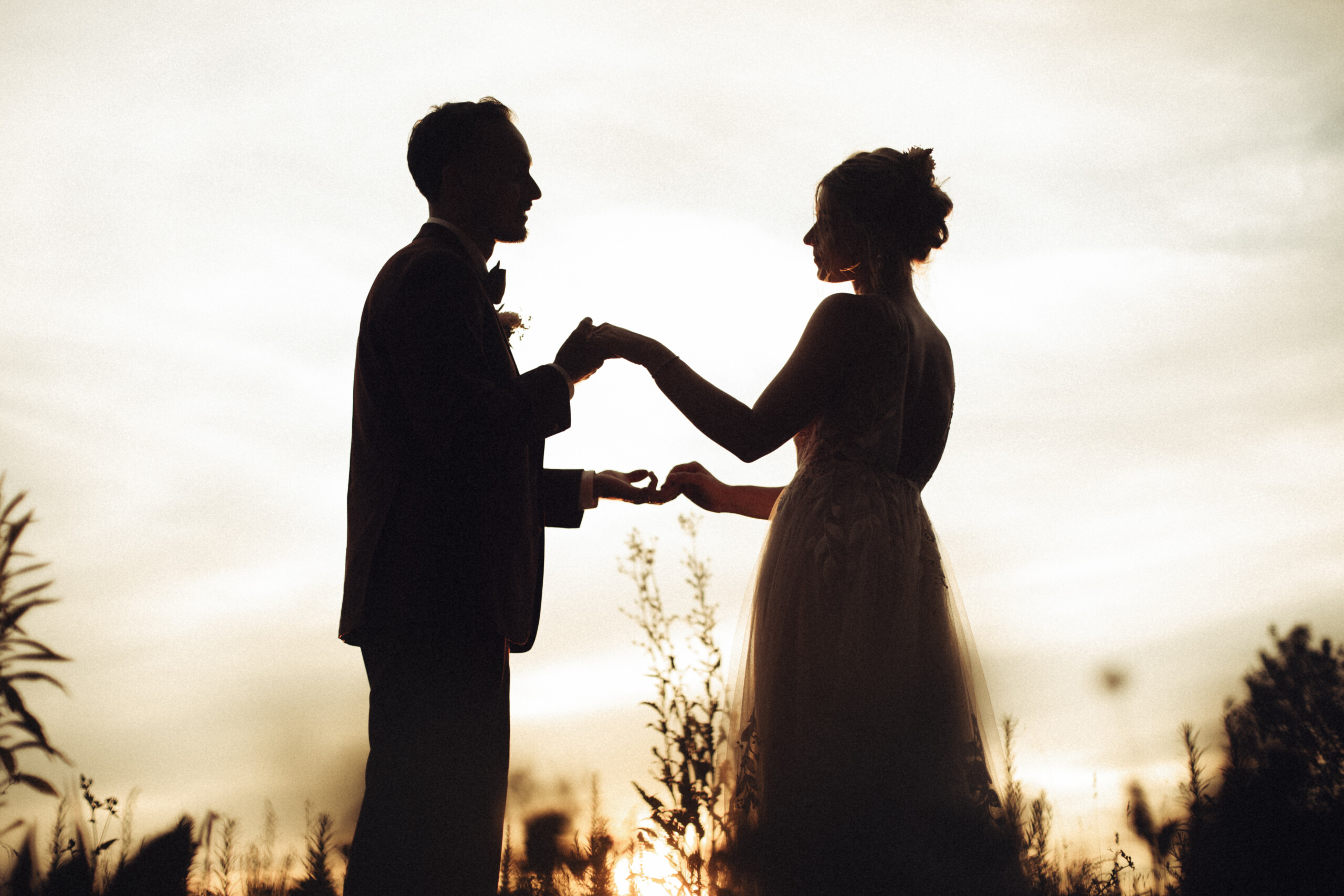 Juillet Le Cœur de l’Été pour des Mariages Pleins de Vie et de Chaleur. Lumière naturelle ou artificielle : comment je crée l’ambiance parfaite en photo